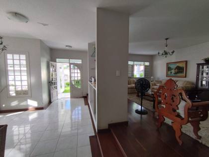 Casa para locação, residencial ou comercial, com 6 quartos, sendo 3 suítes no bairro Catolé em Campina Grande