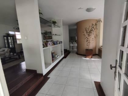 Casa para locação, residencial ou comercial, com 6 quartos, sendo 3 suítes no bairro Catolé em Campina Grande