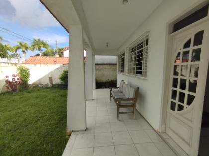 Casa para locação, residencial ou comercial, com 6 quartos, sendo 3 suítes no bairro Catolé em Campina Grande