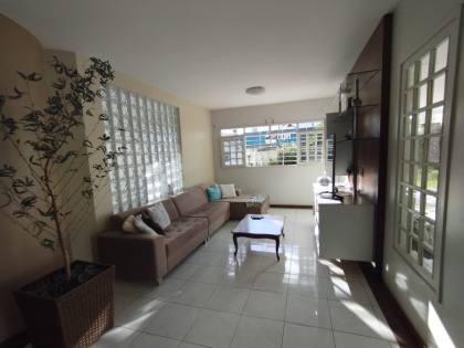 Casa para locação, residencial ou comercial, com 6 quartos, sendo 3 suítes no bairro Catolé em Campina Grande