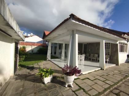 Casa para locação, residencial ou comercial, com 6 quartos, sendo 3 suítes no bairro Catolé em Campina Grande