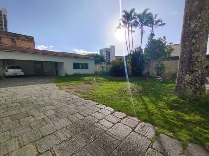 Casa para locação, residencial ou comercial, com 6 quartos, sendo 3 suítes no bairro Catolé em Campina Grande