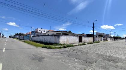 Casa com terreno grande à venda com 3 quartos, sendo 1 suíte no bairro Jardim Paulistano em Campina Grande