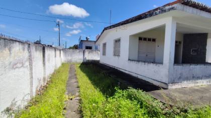 Casa com terreno grande à venda com 3 quartos, sendo 1 suíte no bairro Jardim Paulistano em Campina Grande