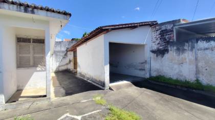 Casa com terreno grande à venda com 3 quartos, sendo 1 suíte no bairro Jardim Paulistano em Campina Grande