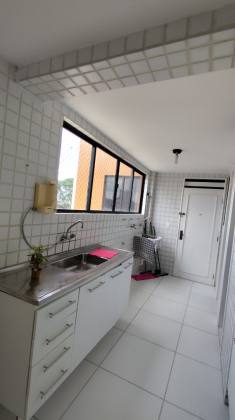 Apartamento  à venda com 3 quartos, sendo 2 suítes no bairro Jardim Tavares em Campina Grande