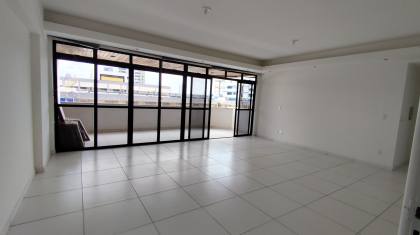 Apartamento  à venda com 3 quartos, sendo 2 suítes no bairro Jardim Tavares em Campina Grande