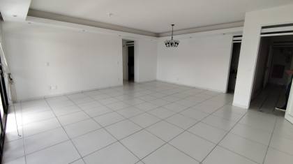 Apartamento  à venda com 3 quartos, sendo 2 suítes no bairro Jardim Tavares em Campina Grande