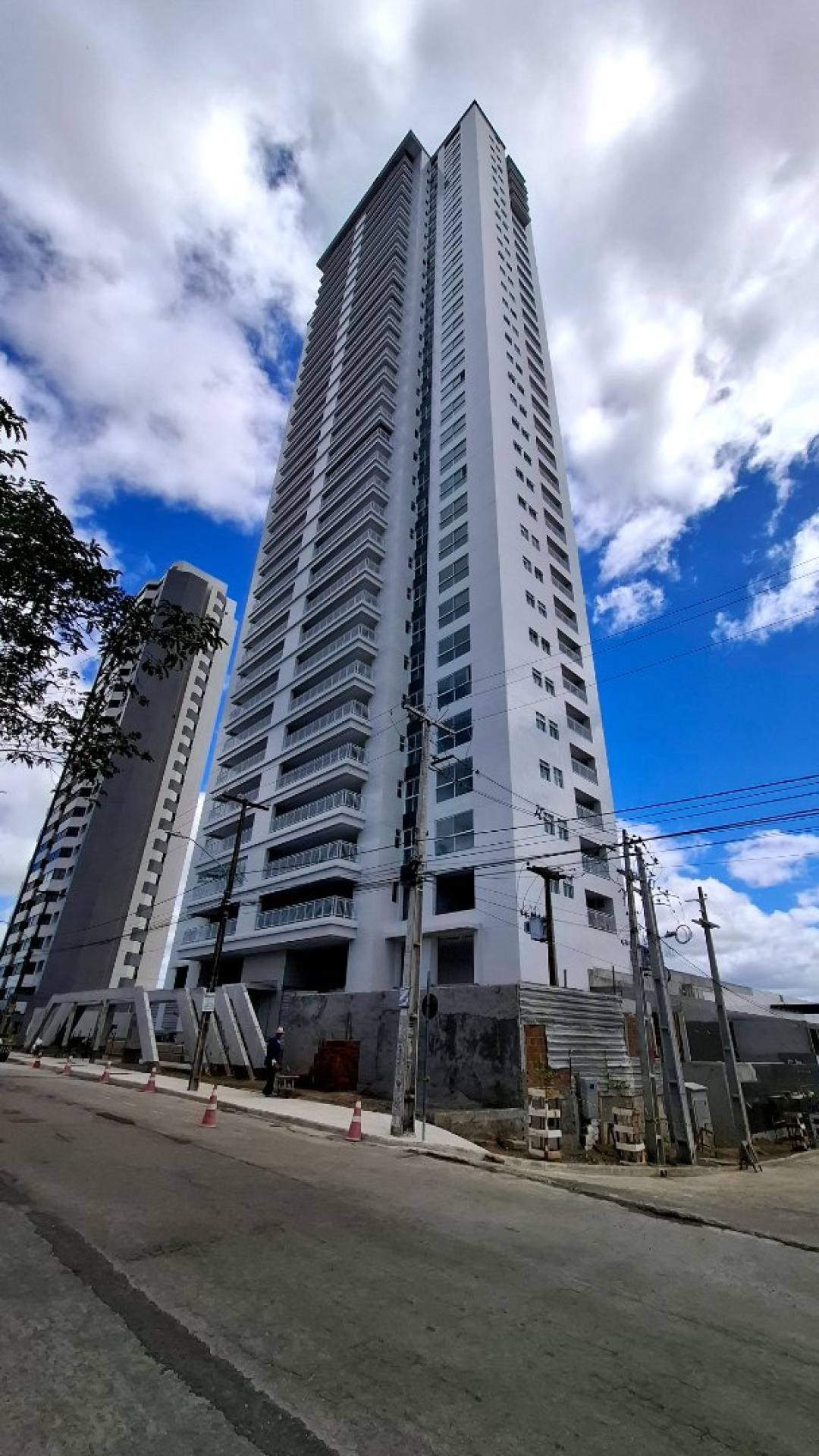 Apartamento Para Vender com 4 quartos 4 suítes no bairro Mirante em Campina Grande