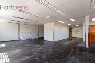 Prédio / Edifício Inteiro Comercial Para Alugar com 15 Salas no bairro Região Central em Caieiras