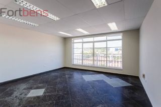 Prédio / Edifício Inteiro Comercial Para Alugar com 15 Salas no bairro Região Central em Caieiras