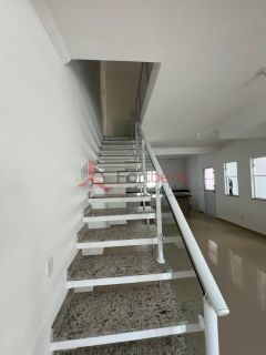 Sobrado Para Vender com 3 quartos 1 suítes no bairro Laranjeiras em Caieiras