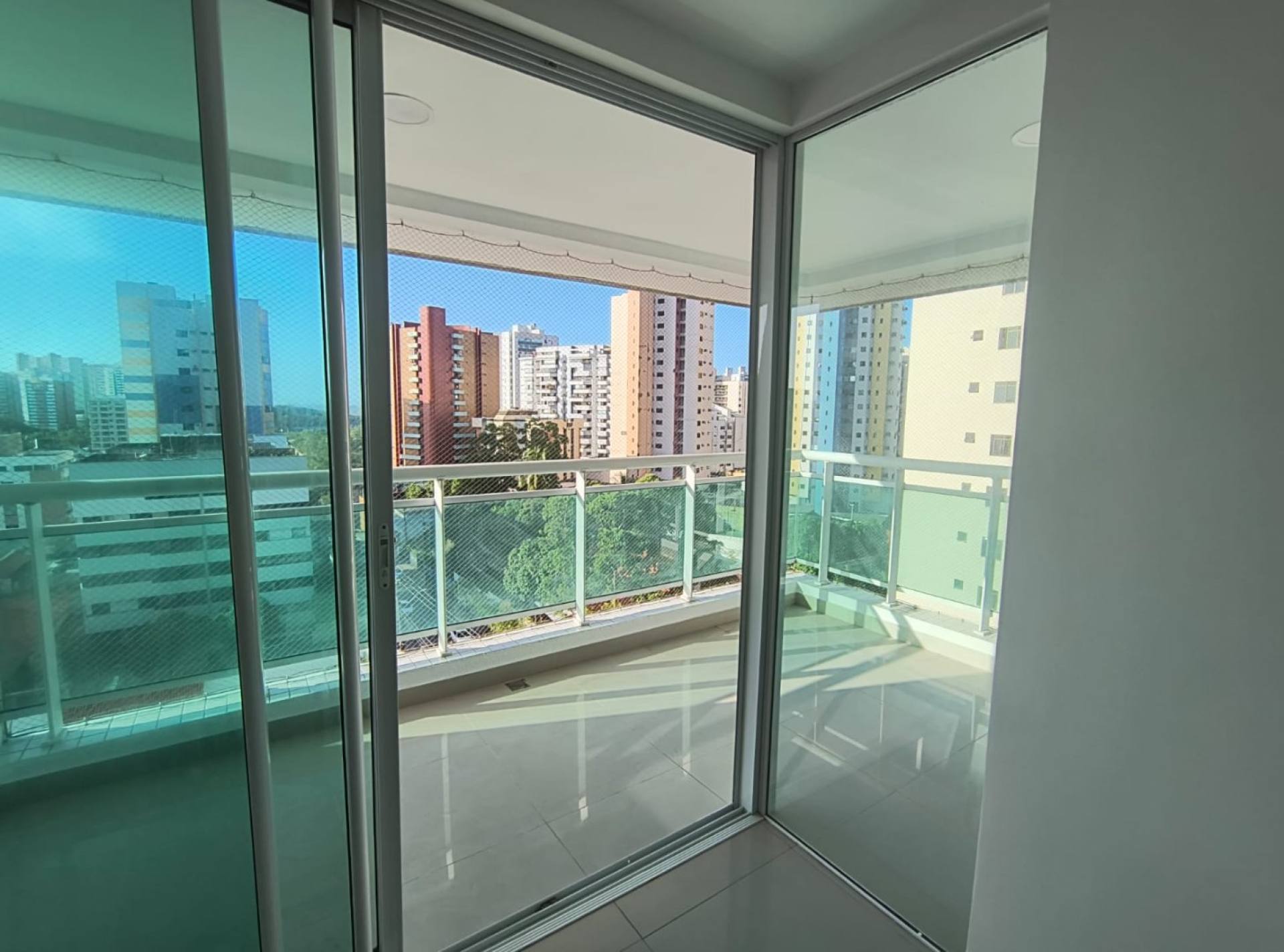 075 Vendo Excelente apartamento andar alto 105m² 03 quartos porcelanato no Renascença II em São Luís
