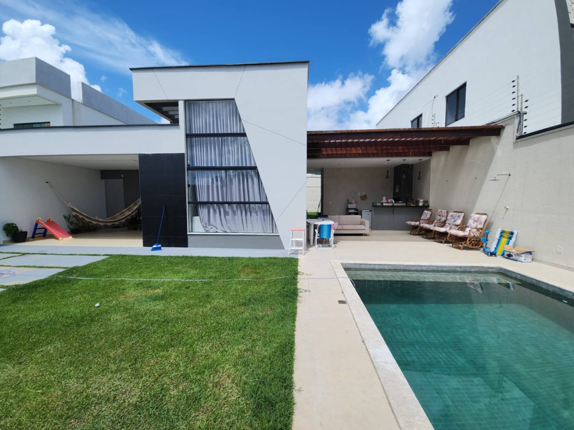 075 Vendo Linda Casa com piscina e 3 quartos 1 suítes 250M² no bairro Olho d\'Agua em São Luís