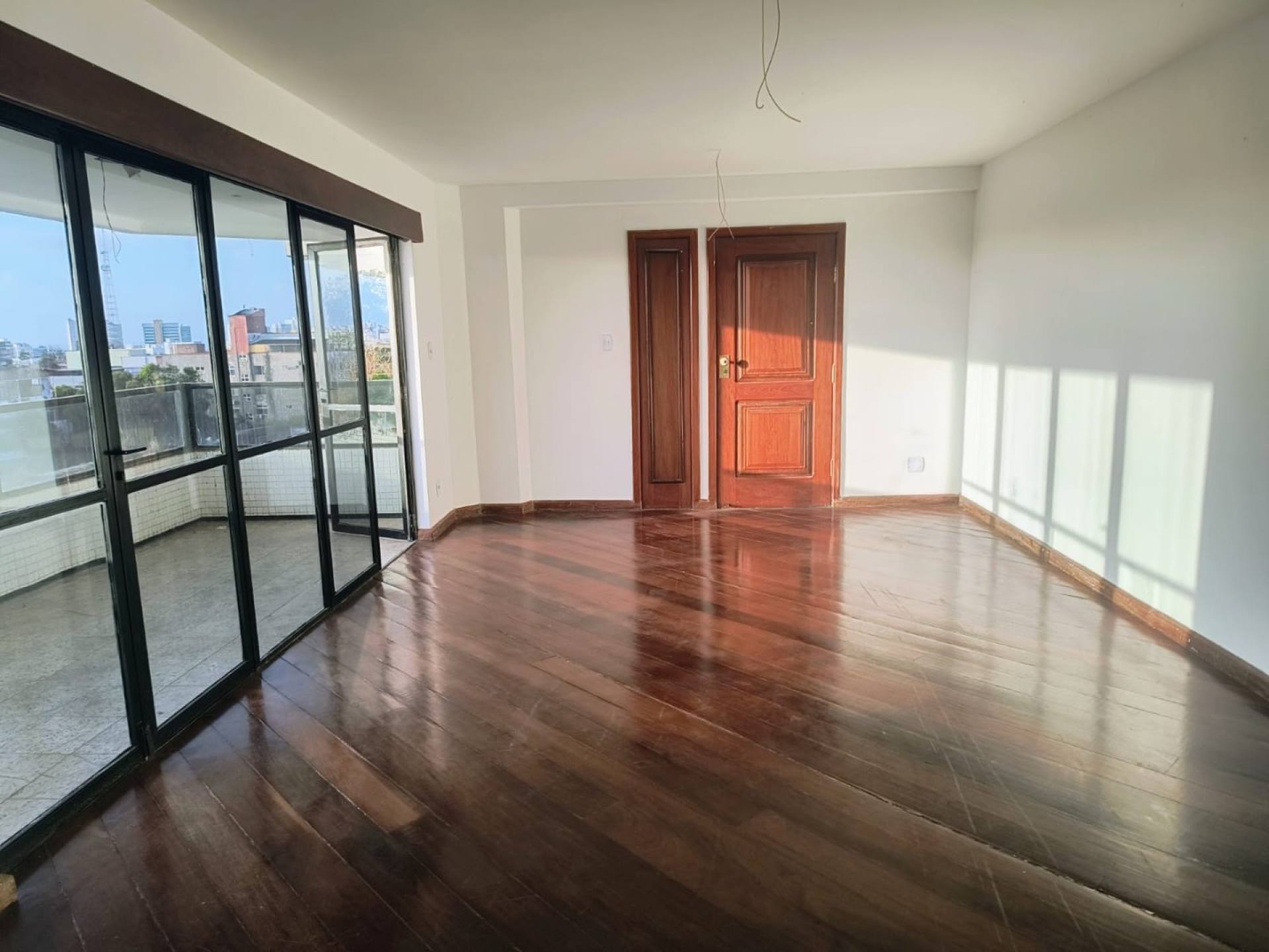 075 Vendo amplo apartamento com 04 quartos 240m² no Jardim São Francisco em São Luís