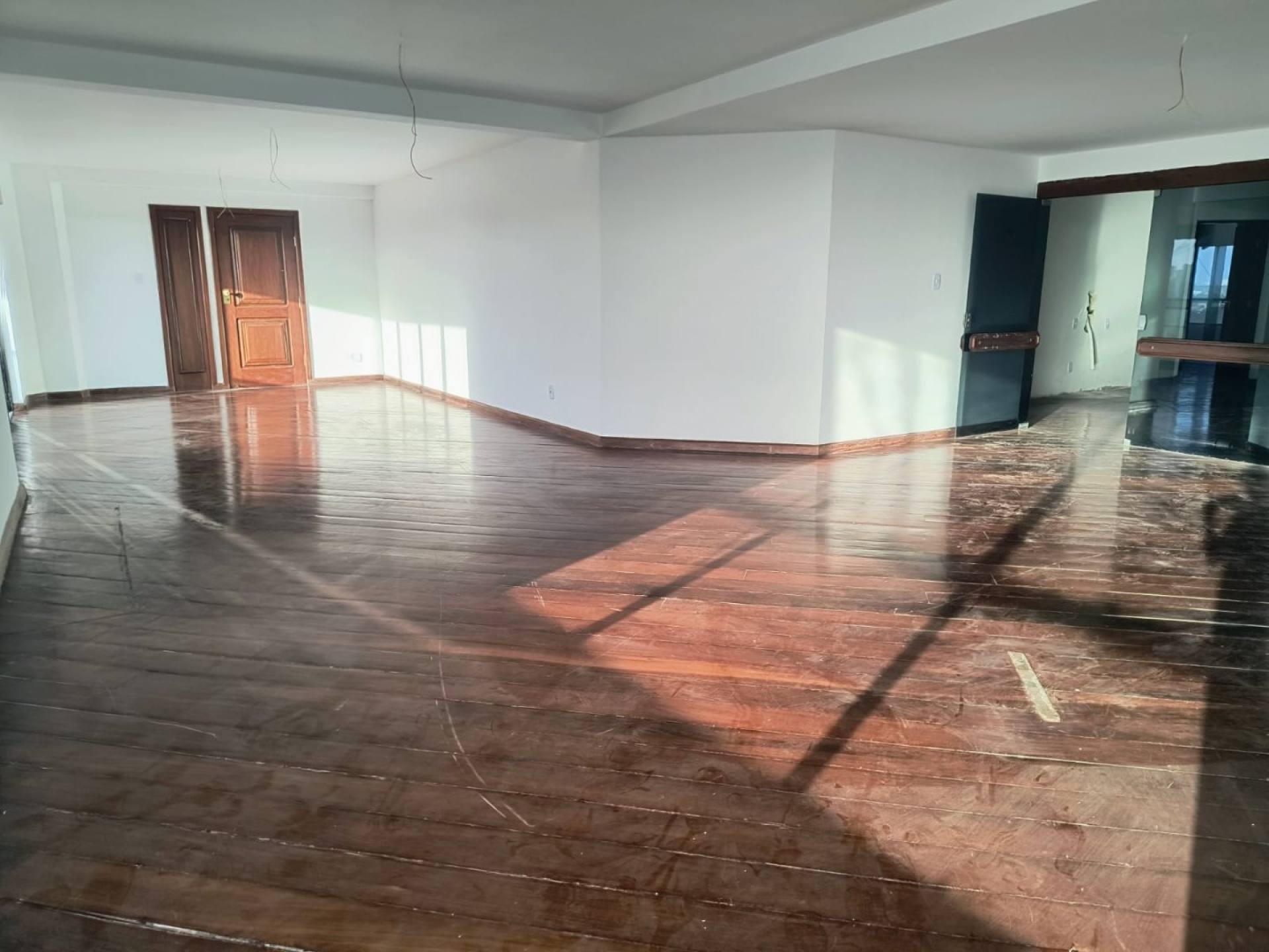 075 Vendo amplo apartamento com 04 quartos 240m² no Jardim São Francisco em São Luís