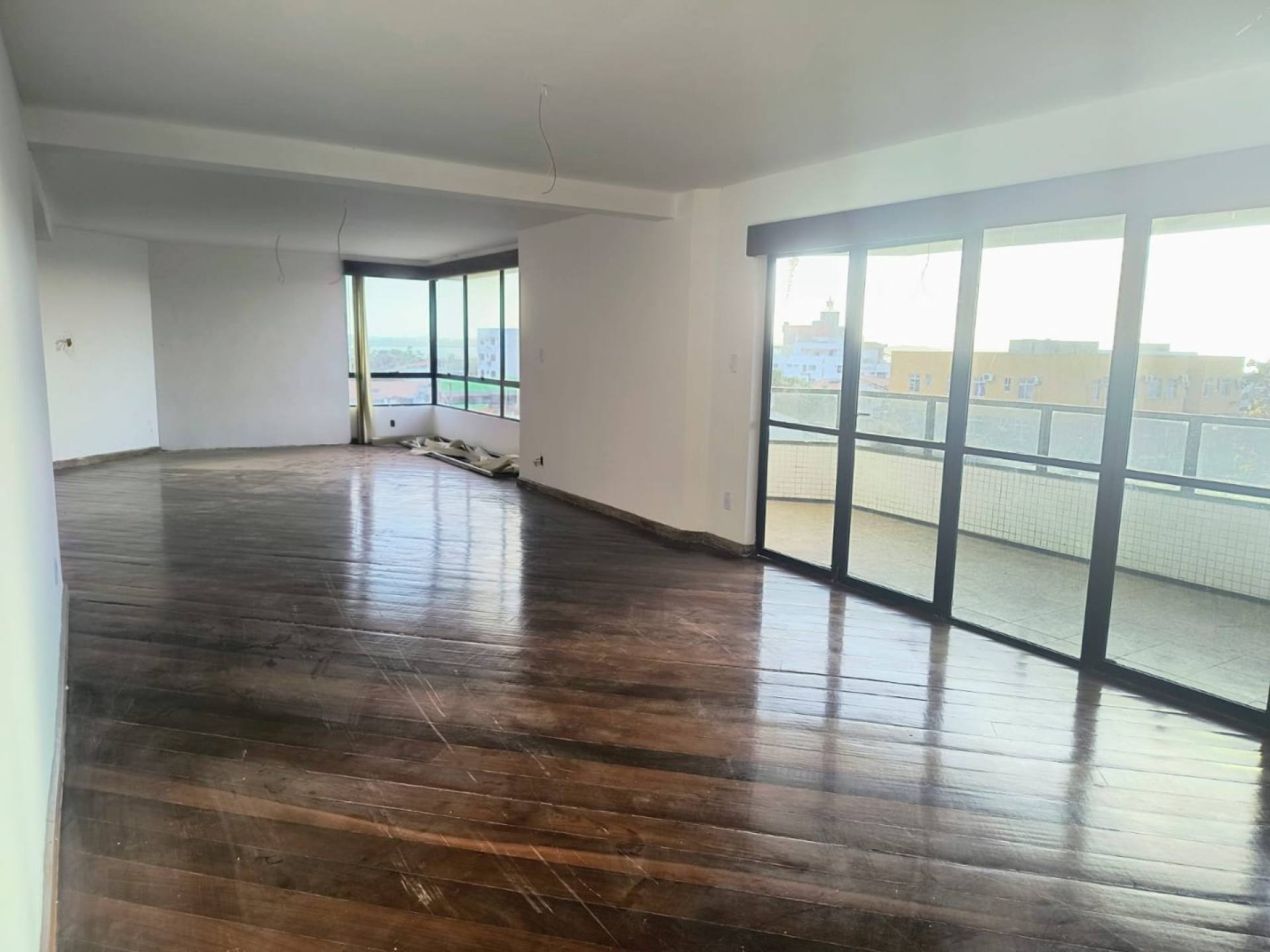 075 Vendo amplo apartamento com 04 quartos 240m² no Jardim São Francisco em São Luís