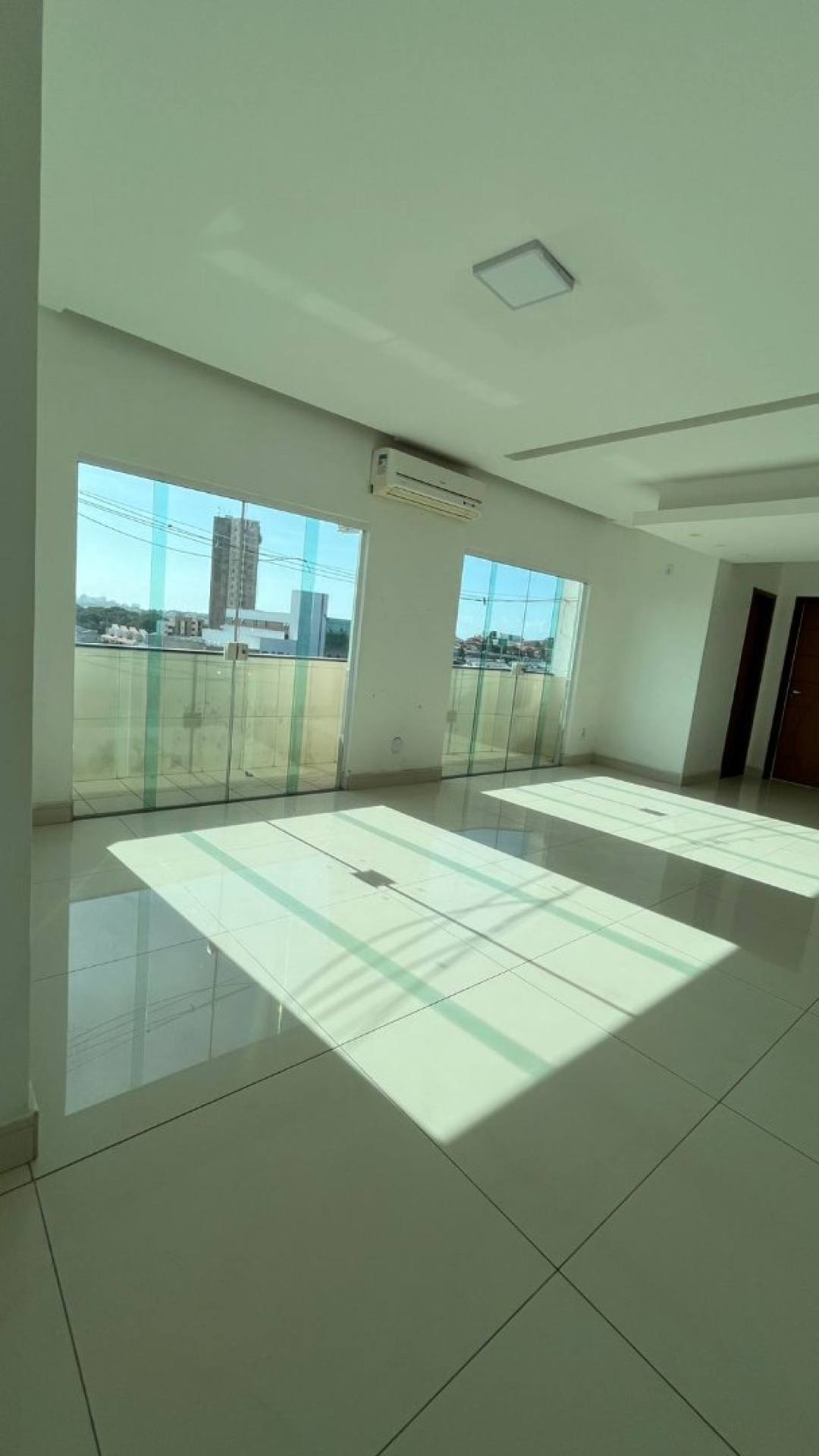 MA - ALUGA UMA COBERTURA DUPLEX SUPER VENTILADA NO BAIRRO DO CALHAU