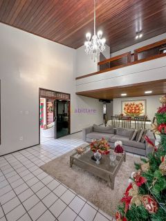 Ampla casa no Quintas do Calhau com 04 suítes + espaço gourmet.