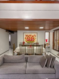 Ampla casa no Quintas do Calhau com 04 suítes + espaço gourmet.