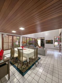 Ampla casa no Quintas do Calhau com 04 suítes + espaço gourmet.