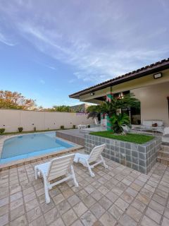 Ampla casa no Quintas do Calhau com 04 suítes + espaço gourmet.