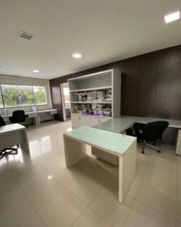 Prédio comercial com 800m² de terreno no Calhau.