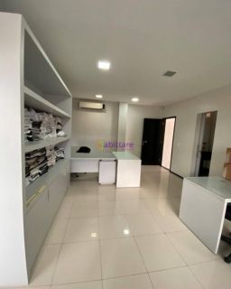 Prédio comercial com 800m² de terreno no Calhau.