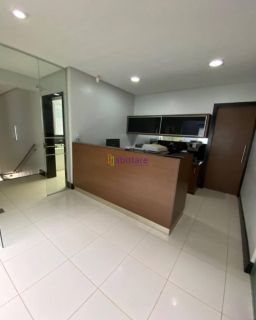 Prédio comercial com 800m² de terreno no Calhau.