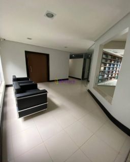 Prédio comercial com 800m² de terreno no Calhau.