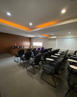 Prédio comercial com 800m² de terreno no Calhau.