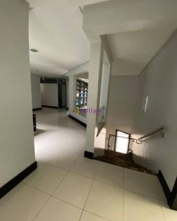 Prédio comercial com 800m² de terreno no Calhau.