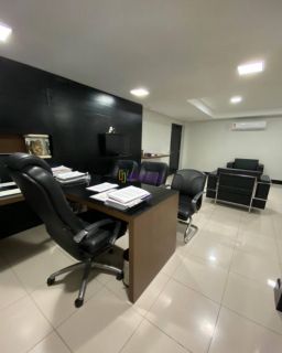 Prédio comercial com 800m² de terreno no Calhau.