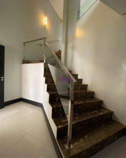 Prédio comercial com 800m² de terreno no Calhau.