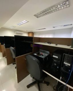 Prédio comercial com 800m² de terreno no Calhau.