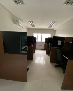 Prédio comercial com 800m² de terreno no Calhau.