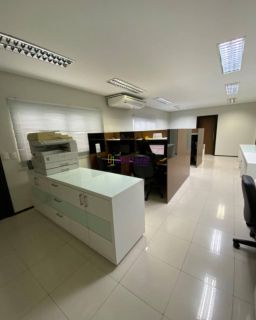 Prédio comercial com 800m² de terreno no Calhau.