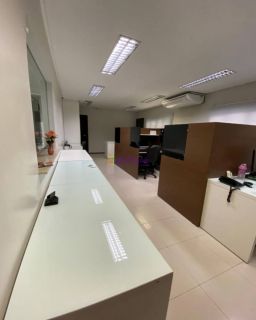 Prédio comercial com 800m² de terreno no Calhau.