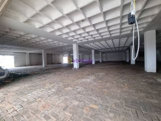 Loja ancora com pé direito duplo de 1.320m² no MAC Center - Locação ou venda