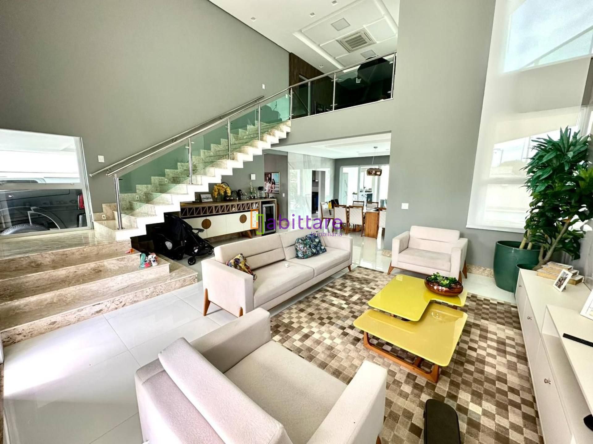 Casa no Alphaville de 425m² com 04 suítes + energia solar.