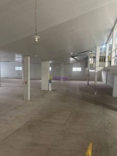 Prédio comercial de 2500m² na Avenida Kennedy com 20 vagas de estacionamento