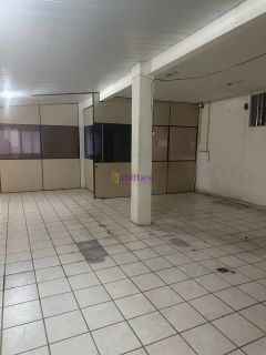 Prédio comercial de 2500m² na Avenida Kennedy com 20 vagas de estacionamento