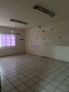 Prédio comercial de 2500m² na Avenida Kennedy com 20 vagas de estacionamento