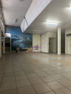 Prédio comercial de 2500m² na Avenida Kennedy com 20 vagas de estacionamento