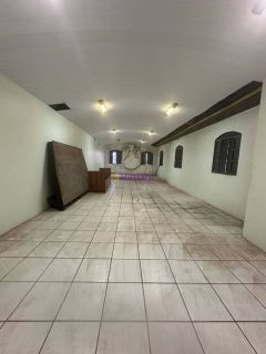 Prédio comercial de 2500m² na Avenida Kennedy com 20 vagas de estacionamento