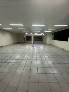 Prédio comercial de 2500m² na Avenida Kennedy com 20 vagas de estacionamento