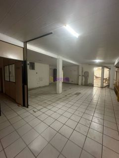 Prédio comercial de 2500m² na Avenida Kennedy com 20 vagas de estacionamento