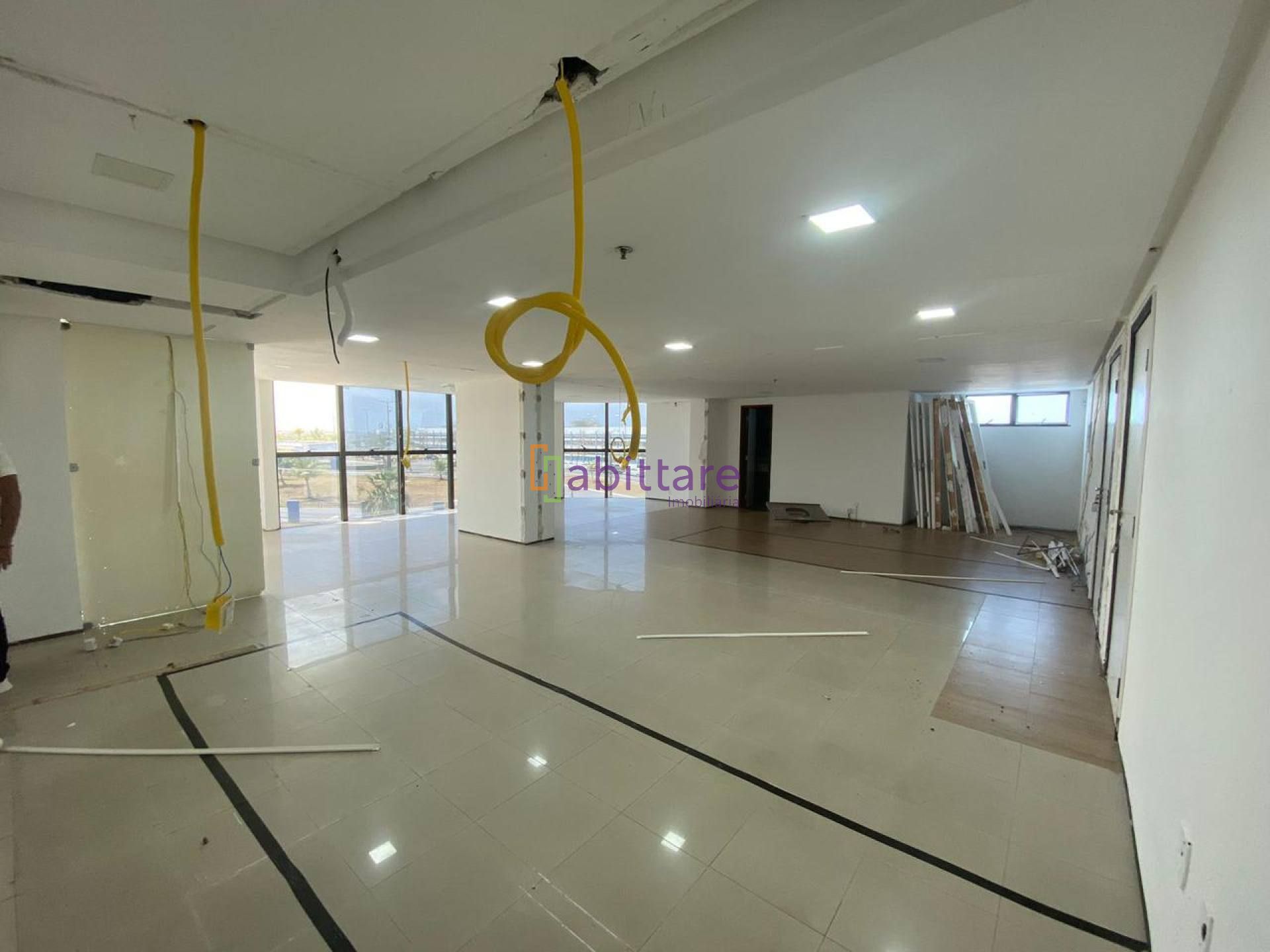 Aluguel ou Venda - Loja de 100m² no Edifício Vinicius de Moraes, no Calhau