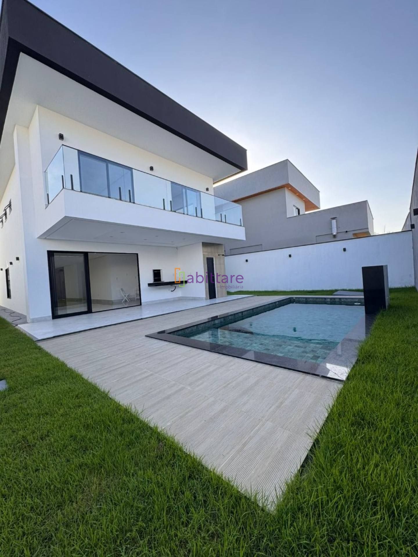 Casa de 300m² com 04 suítes no Condomínio Damha - Araçagy