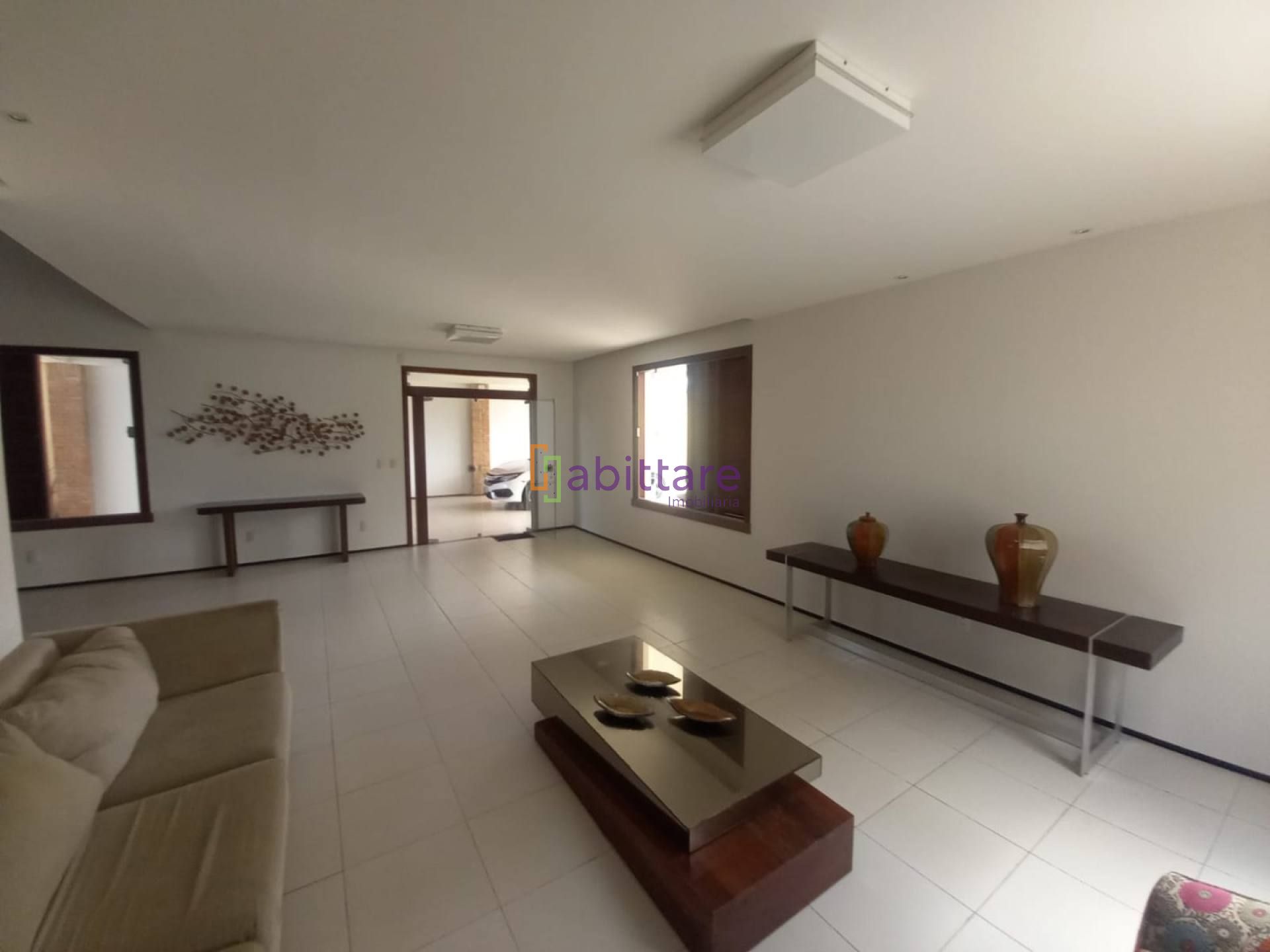 Casa duplex com 05 suítes no Quintas do Calhau